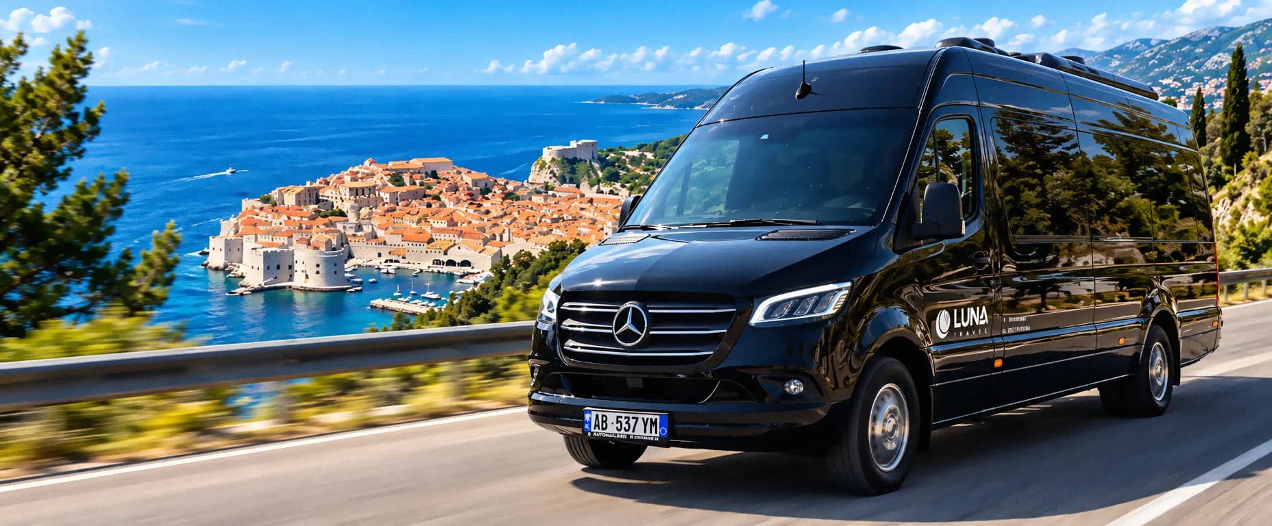 Furgon i Luna Travel në bregdet mbi Dubrovnik
