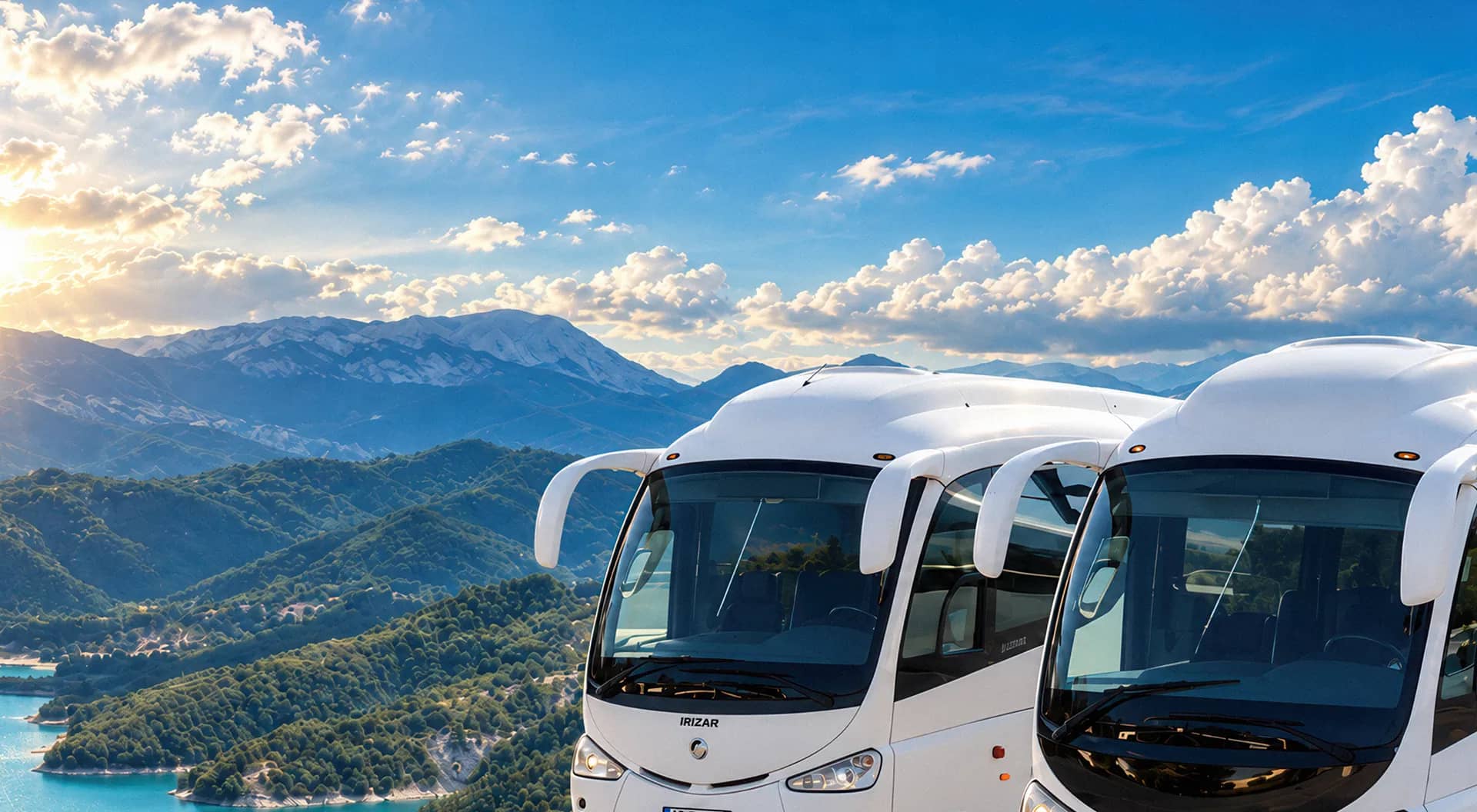 Dy autobusë Irizar të Luna Travel përballë maleve dhe liqenit