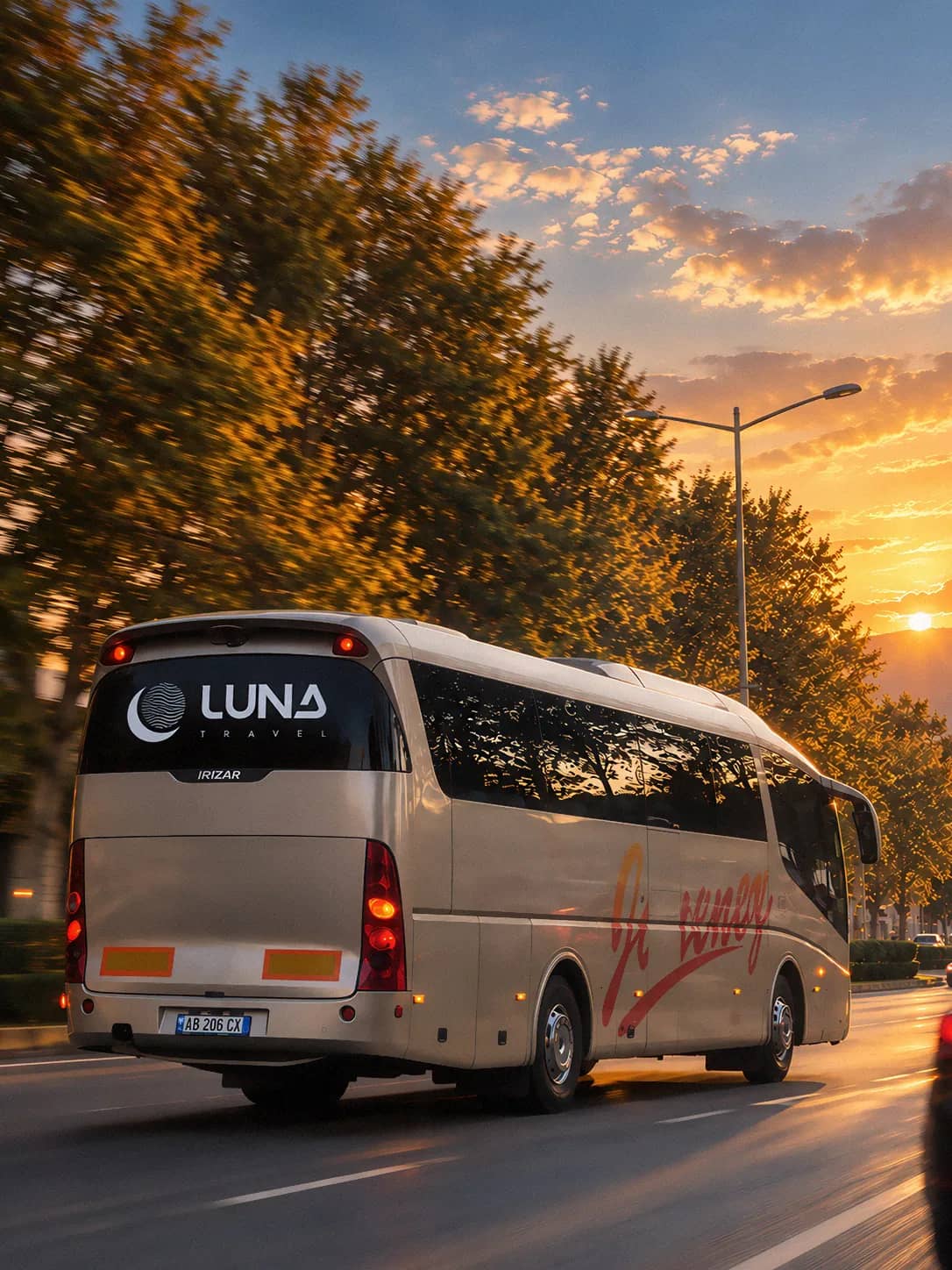 Autobus Irizar i Luna Travel në rrugë, në perëndim të diellit