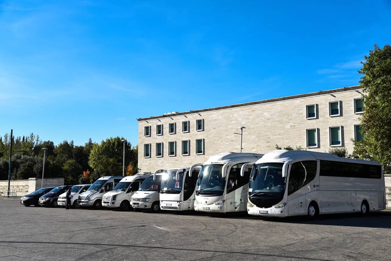 Flota moderne e Luna Travel e rreshtuar në terminal