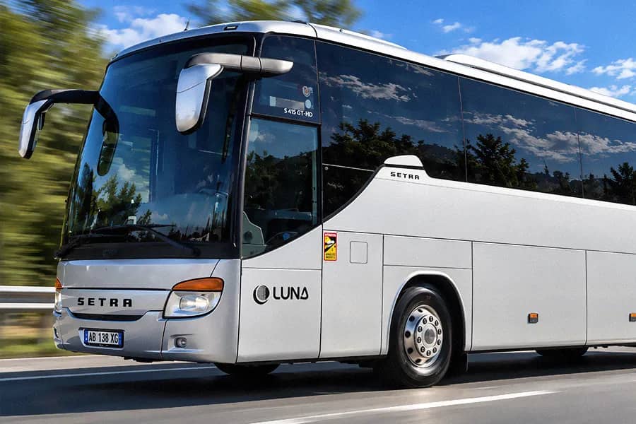 Autobus turistik i Luna Travel